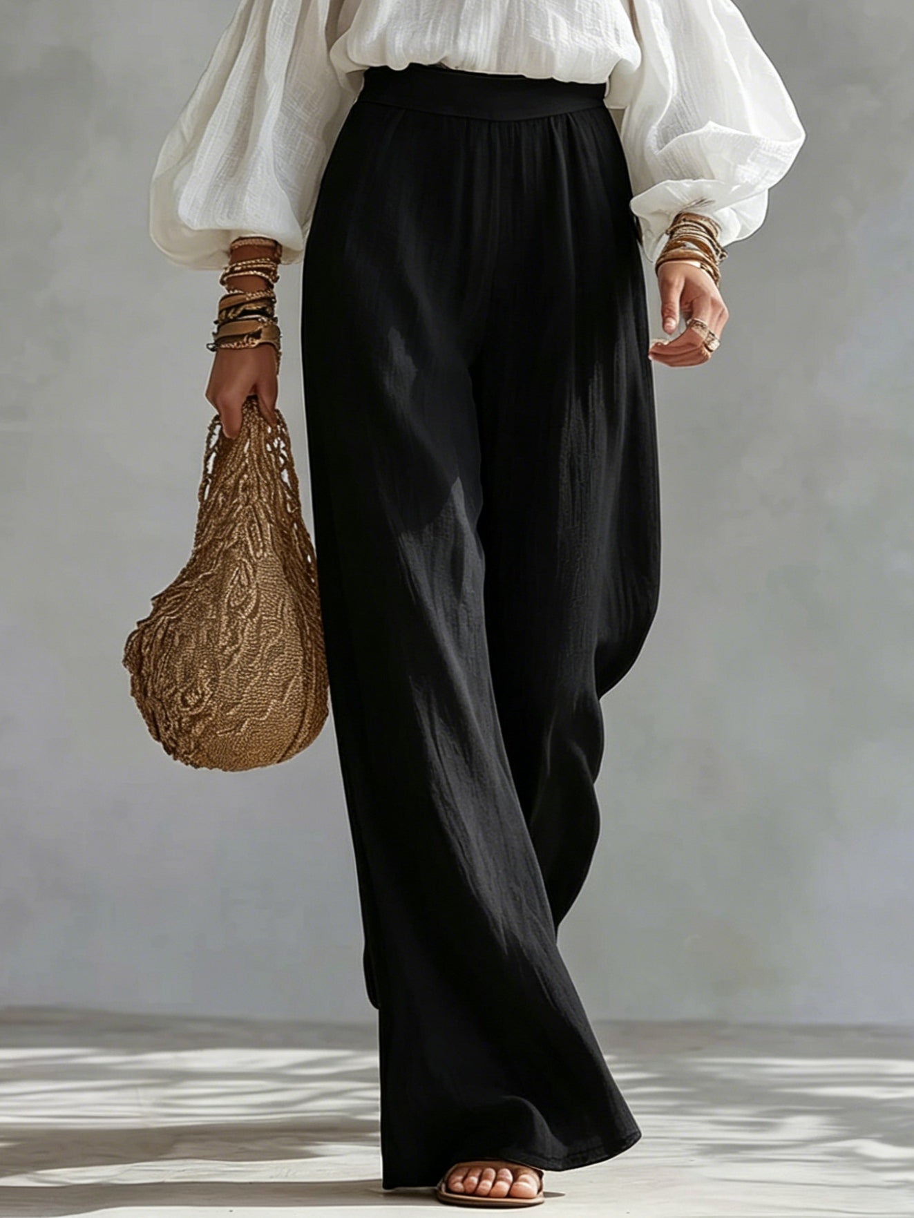 Top Bianco Senza Spalline e Pantaloni Neri a Gamba Larga