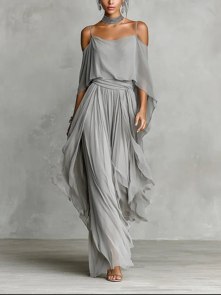 Rosalía Completo di Chiffon Grigio con Top Fluido a Spalle Scoperte e Pantaloni