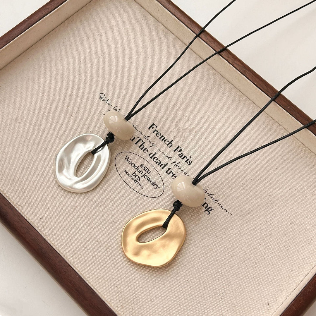 Pendente ovale aperto irregolare in finitura opaca con collana lunga