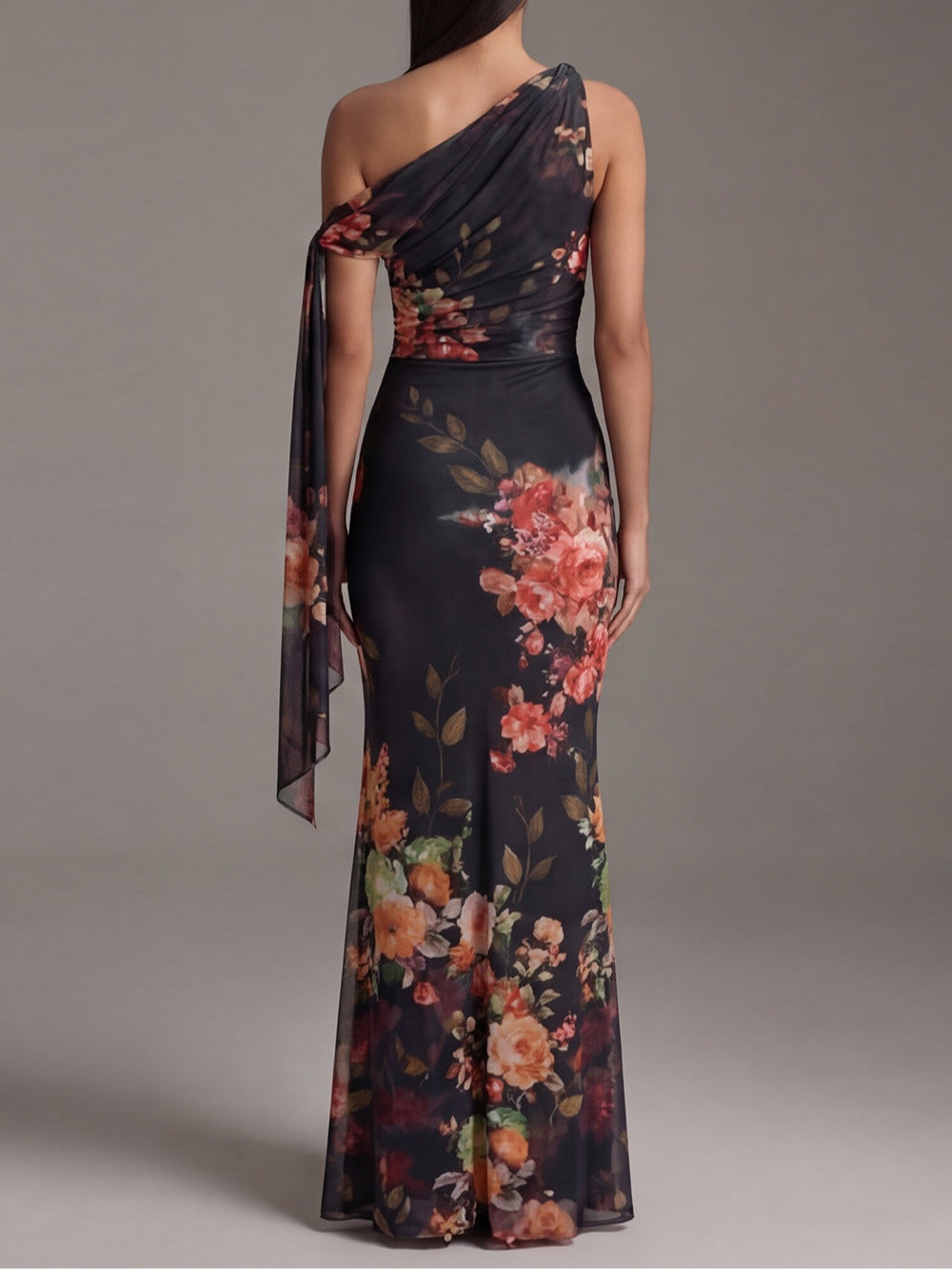 Abito Maxy Plissettato in Chiffon Stampato Nero con Spalla Scoperta