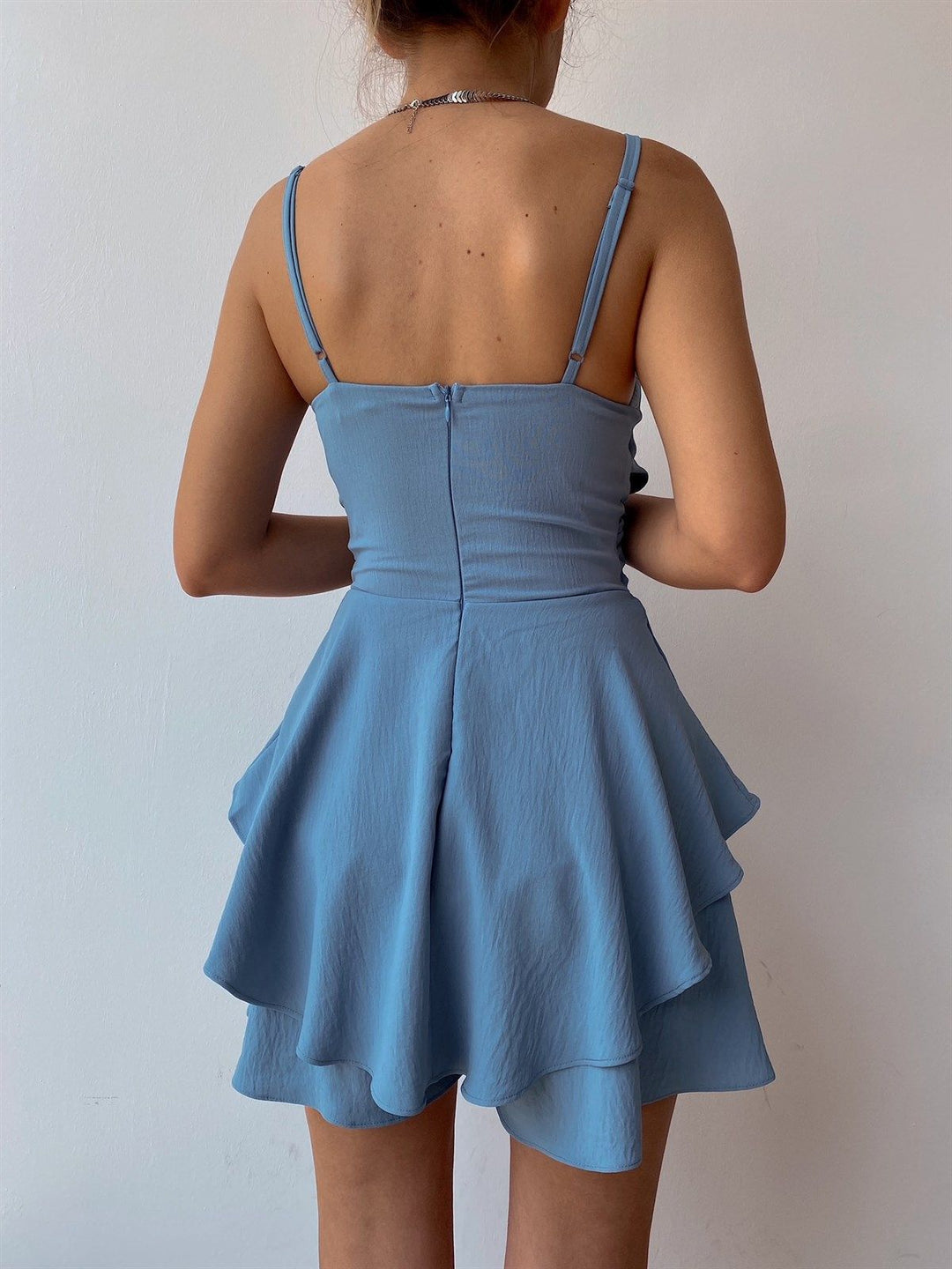 Tuta alla Moda in Colore Unito con Zip e Spalline Sottile