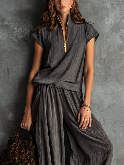 Completo casual grigio con zip e pantaloni