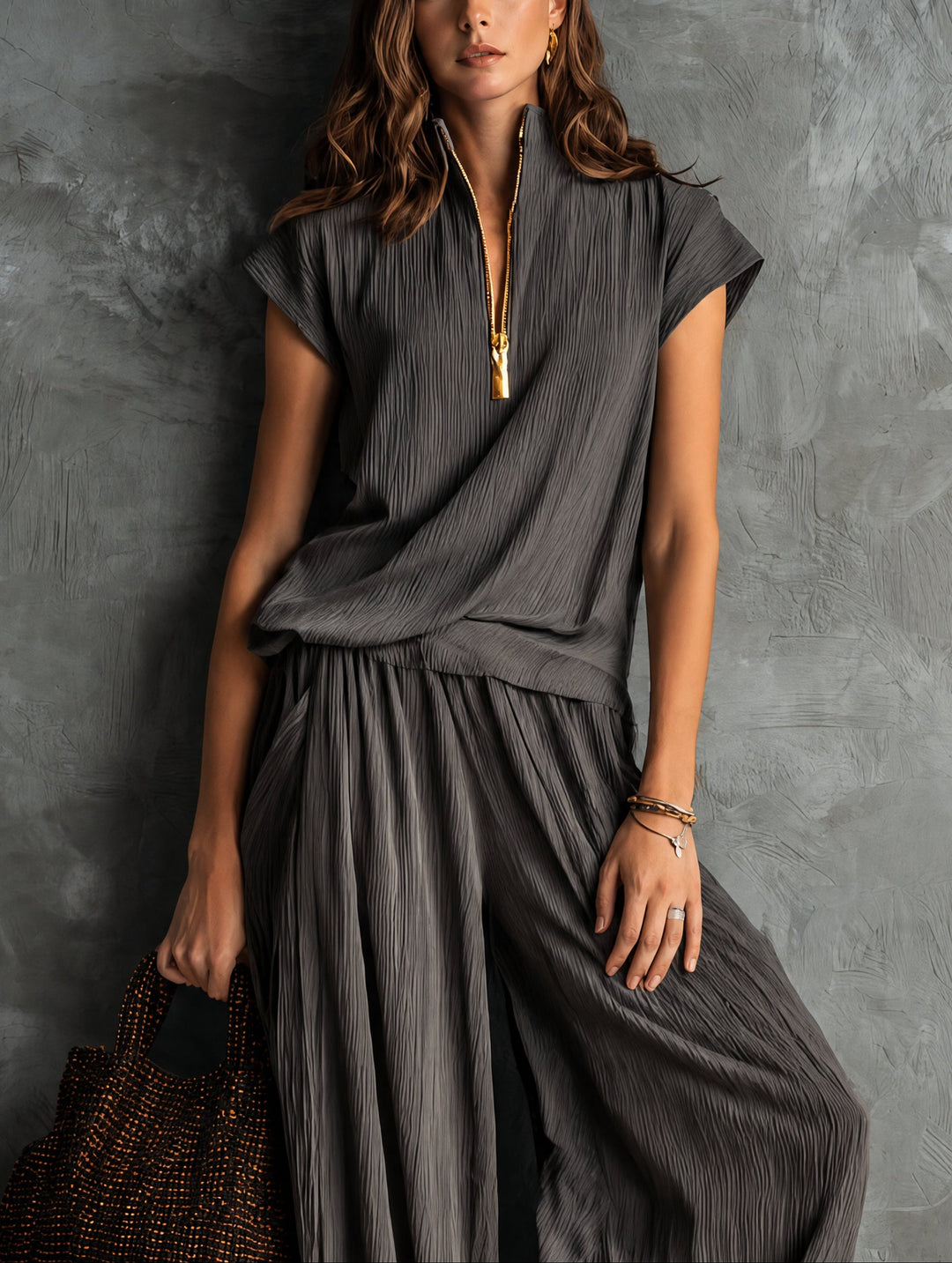 Completo casual grigio con texture, giacca zip e pantaloni