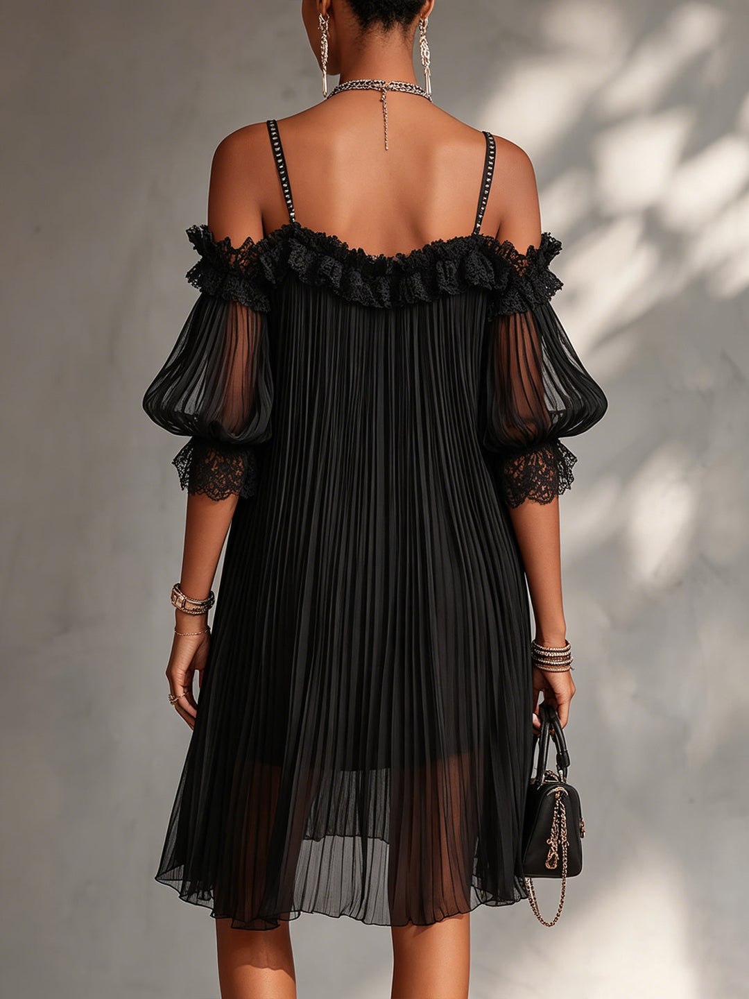Léonie | Mini Abito Nero, Spalle Scoperte, Bordo in Pizzo