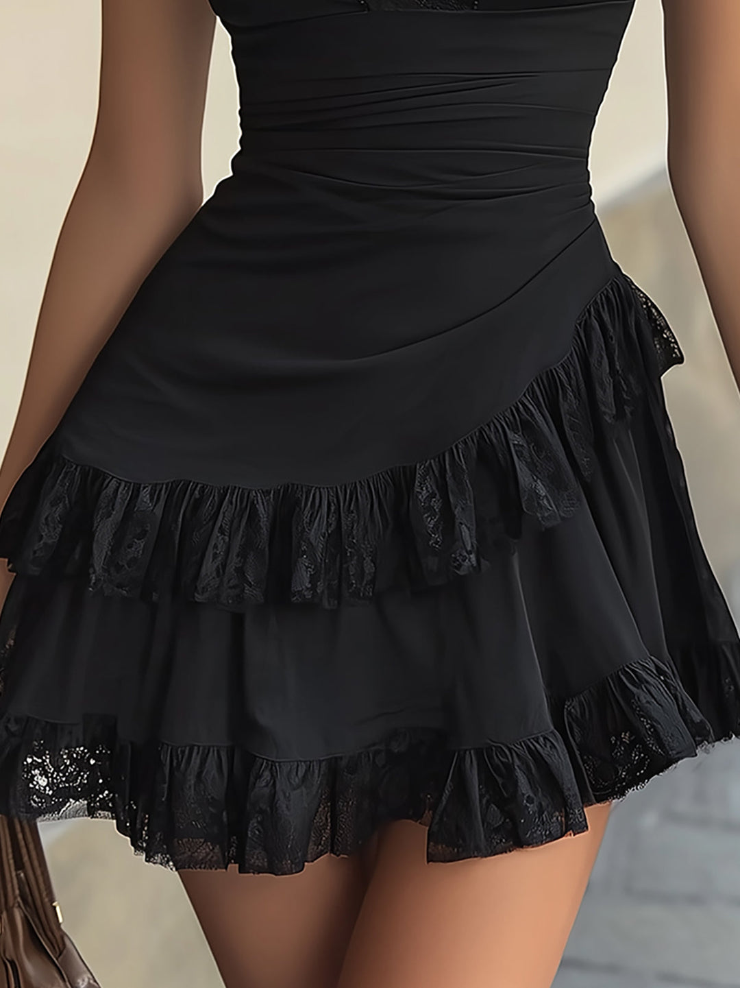 Abito Mini in Pizzo Nero con Scollo a V e Orlo a Volant