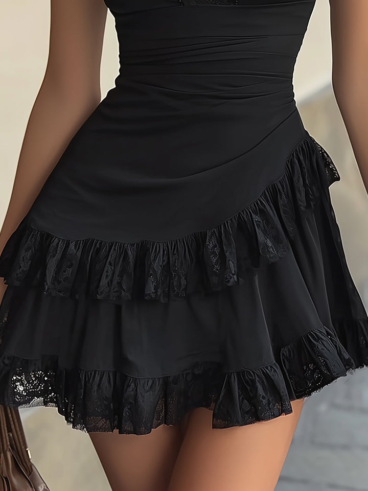 Abito Mini in Pizzo Nero con Scollo a V e Orlo a Volant