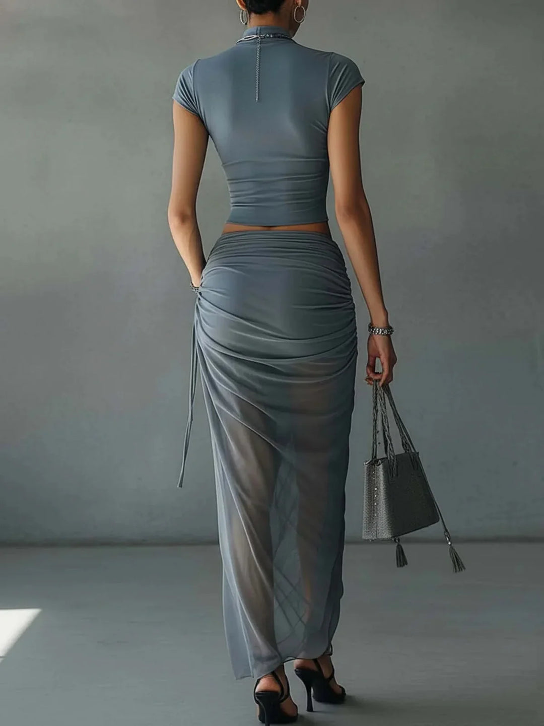 Alicia Completo con Top Corto Blu e Gonna Drappeggiata in Rete Semitrasparente