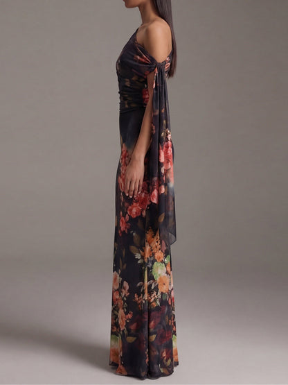 Abito Maxy Plissettato in Chiffon Stampato Nero con Spalla Scoperta