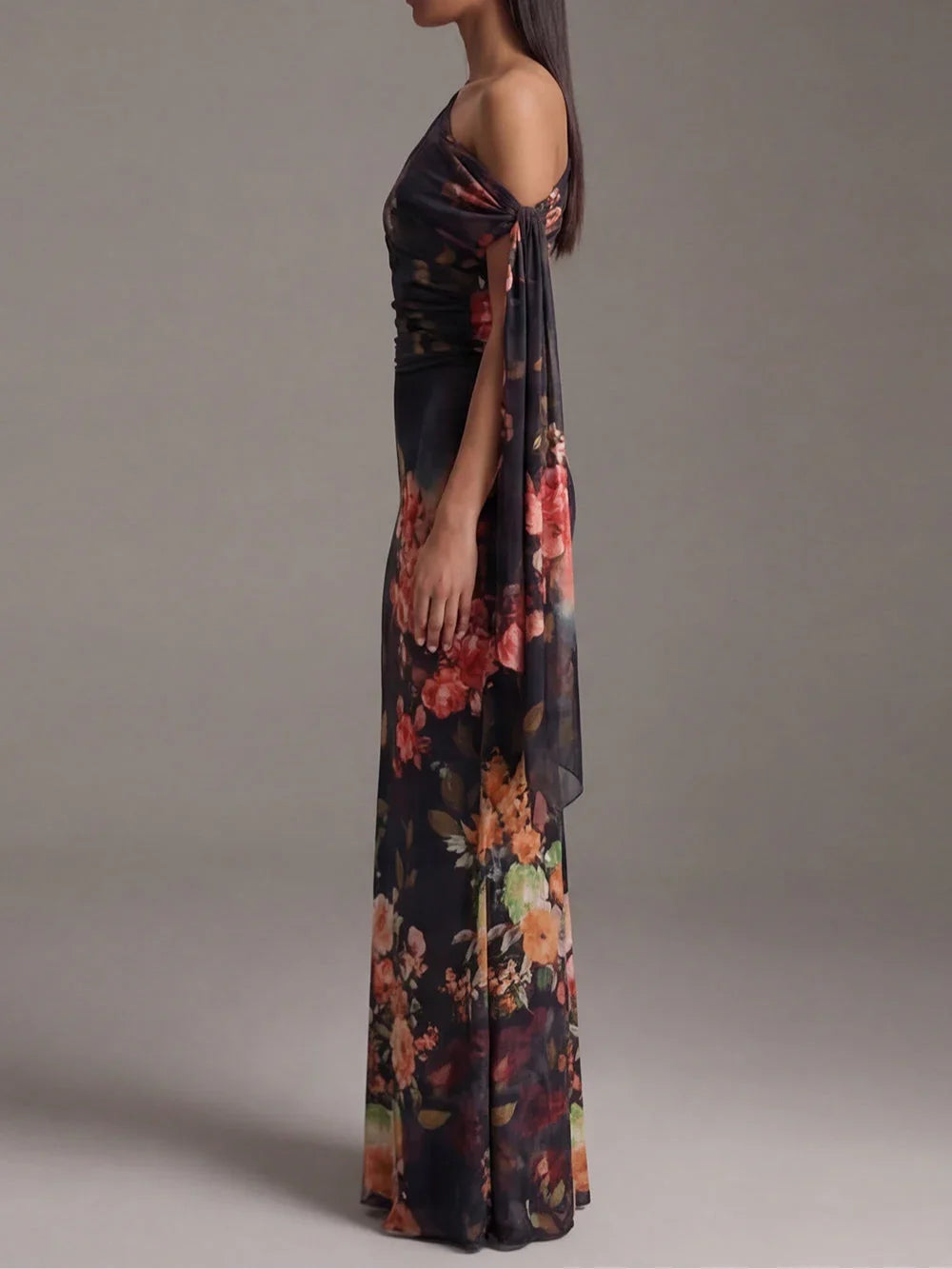 Lorena Vestito Maxi Plissettato in Chiffon Stampato Nero con Spalla Scoperta