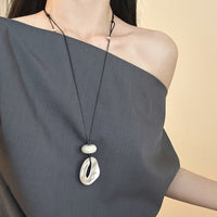 Pendente ovale aperto irregolare in finitura opaca con collana lunga