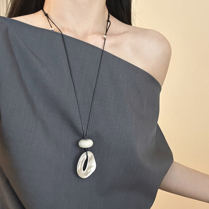 Pendente ovale aperto irregolare in finitura opaca con collana lunga