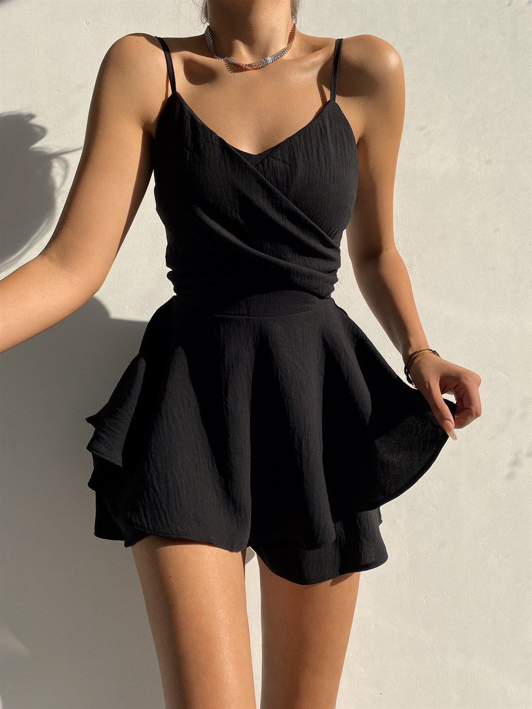Tuta alla Moda in Colore Unito con Zip e Spalline Sottile