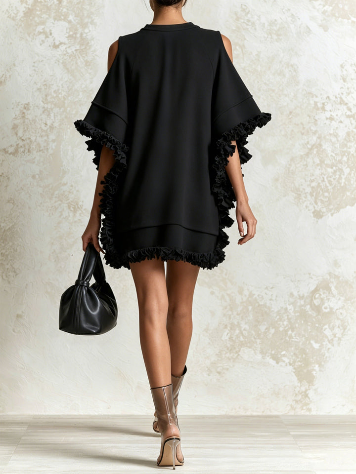 Abito mini loose a spalle scoperte con volant nero