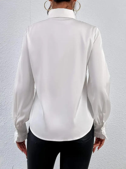 Camicia elegante con dettagli di design arricciati e a strati.