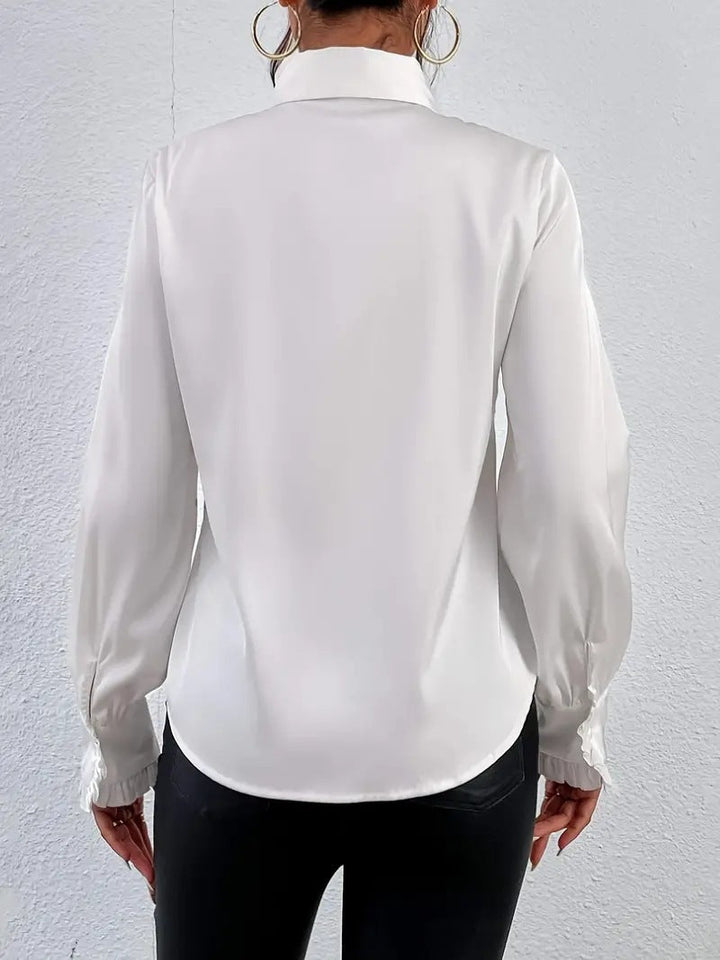 Camicia elegante con dettagli di design arricciati e a strati.