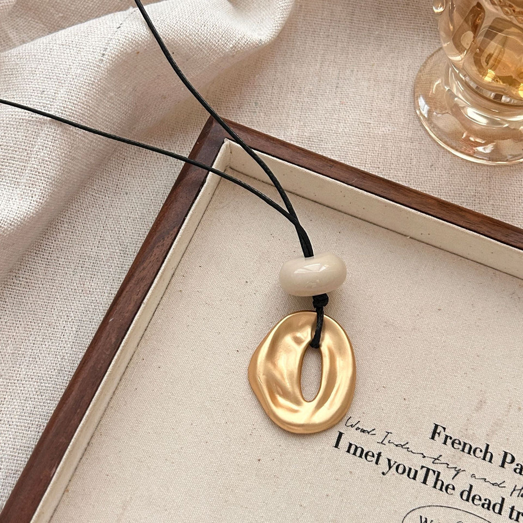 Pendente ovale aperto irregolare in finitura opaca con collana lunga