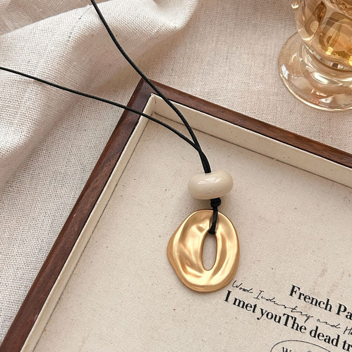 Pendente ovale aperto irregolare in finitura opaca con collana lunga