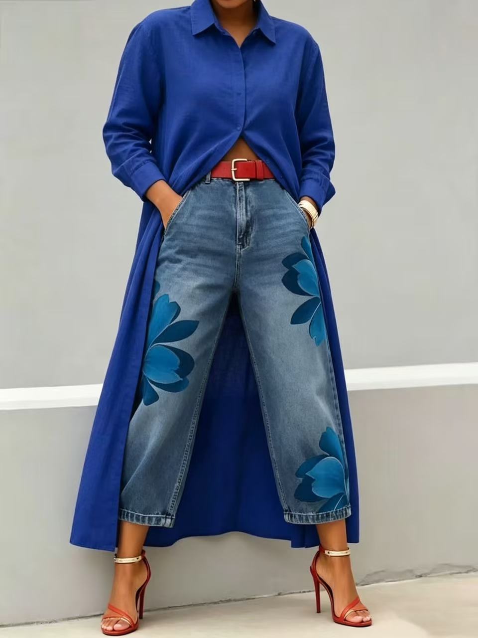 Camicia lunga abbinata a un set di pantaloni in denim a gamba larga con motivo floreale