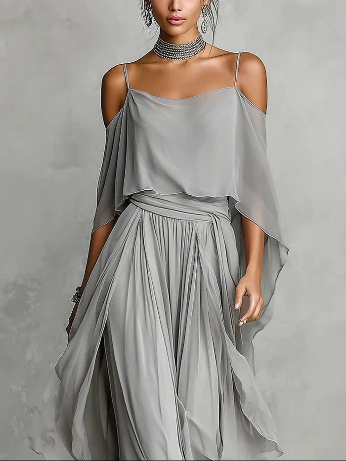 Rosalía Completo di Chiffon Grigio con Top Fluido a Spalle Scoperte e Pantaloni