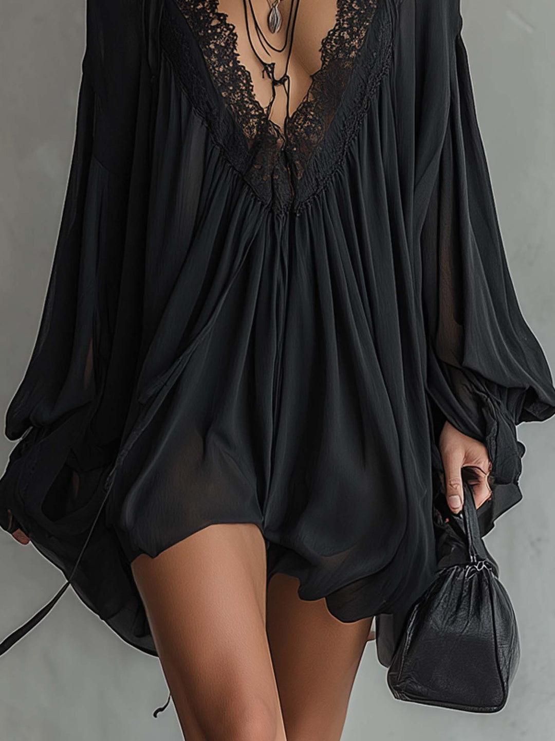 Cassandre | Mini Abito in Mousseline Nera, Collo in Pizzo