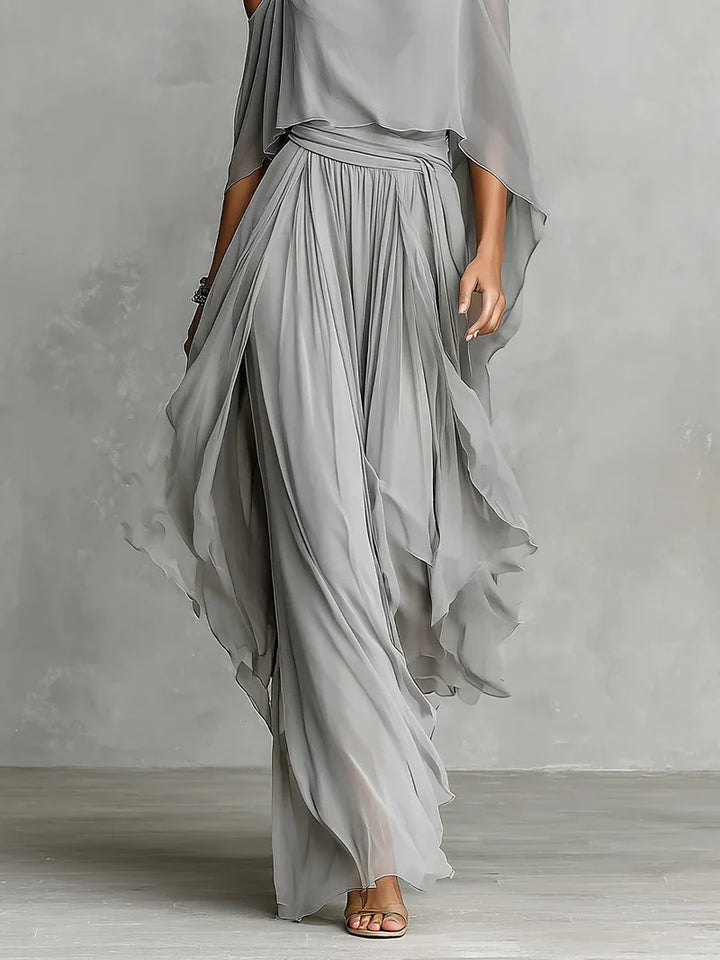 Rosalía Completo di Chiffon Grigio con Top Fluido a Spalle Scoperte e Pantaloni