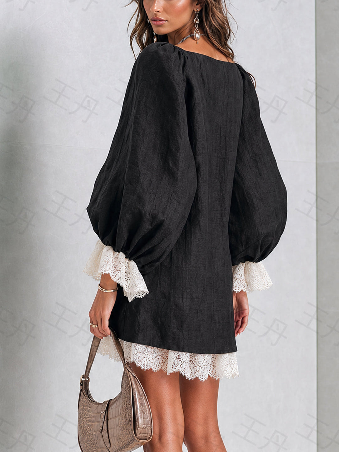 Abito Mini Asimmetrico Nero Con Bordo In Pizzo A Contrasto