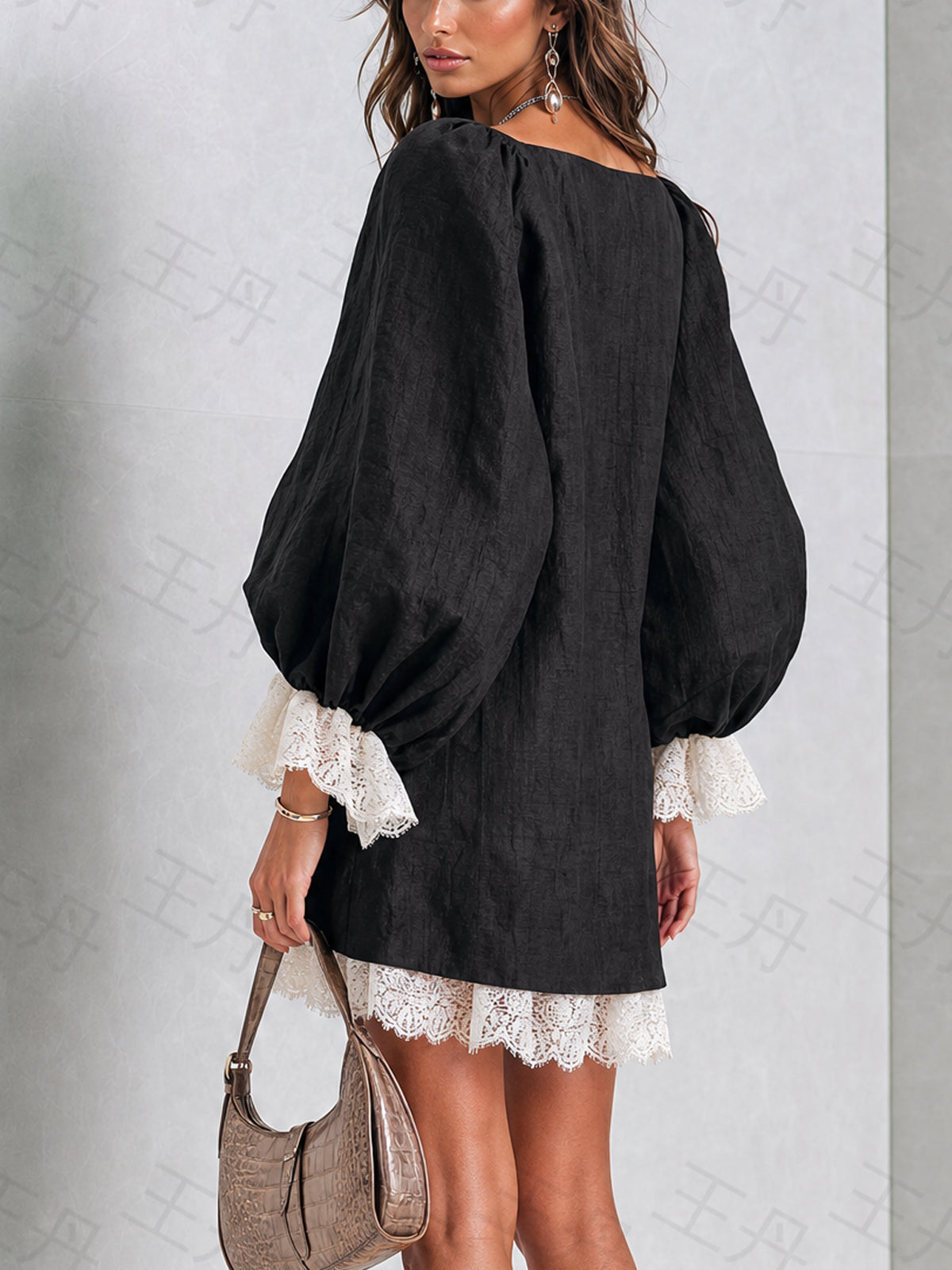 Abito Mini Asimmetrico Nero Con Bordo In Pizzo A Contrasto