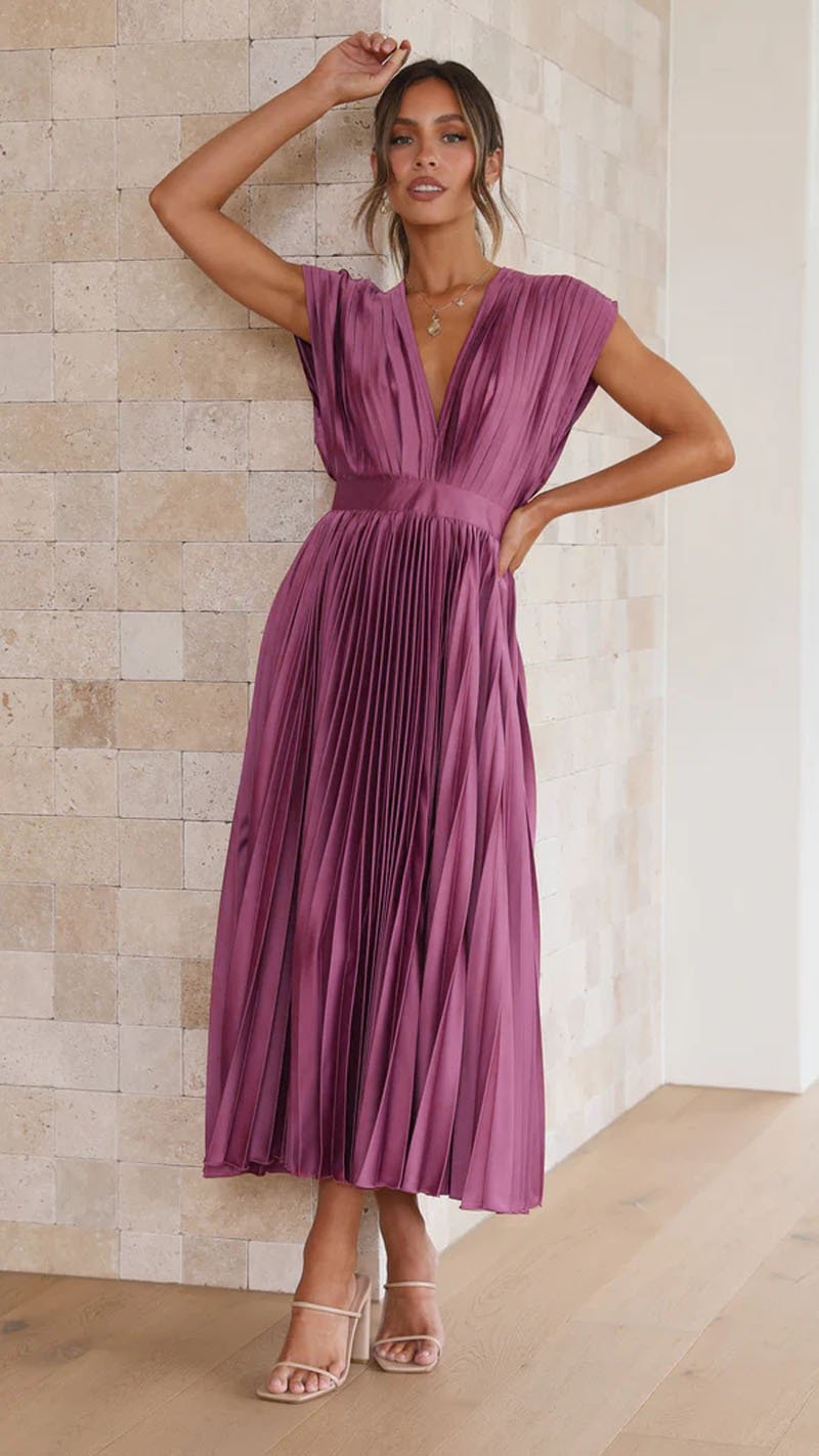 Abito midi fluente in satin plissettato con scollo a V elegante
