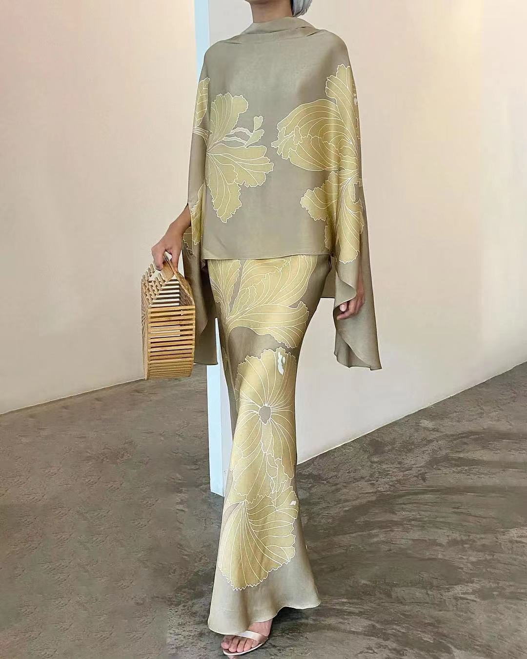 SET SLIM ELEGANTE CON COLLO ALTO A FIORI