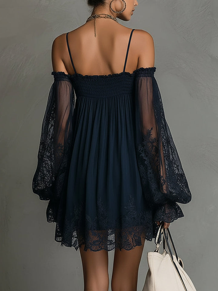 Noémie | Abito corto in mussola blu navy con spalle scoperte e finiture in pizzo
