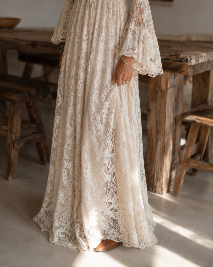 Abito Maxi Bohemien in Pizzo Apricot con Scollo a V e Maniche a Campana