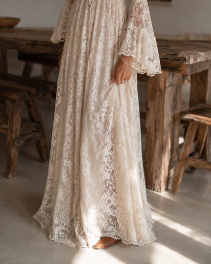 Abito Maxi Bohemien in Pizzo Apricot con Scollo a V e Maniche a Campana