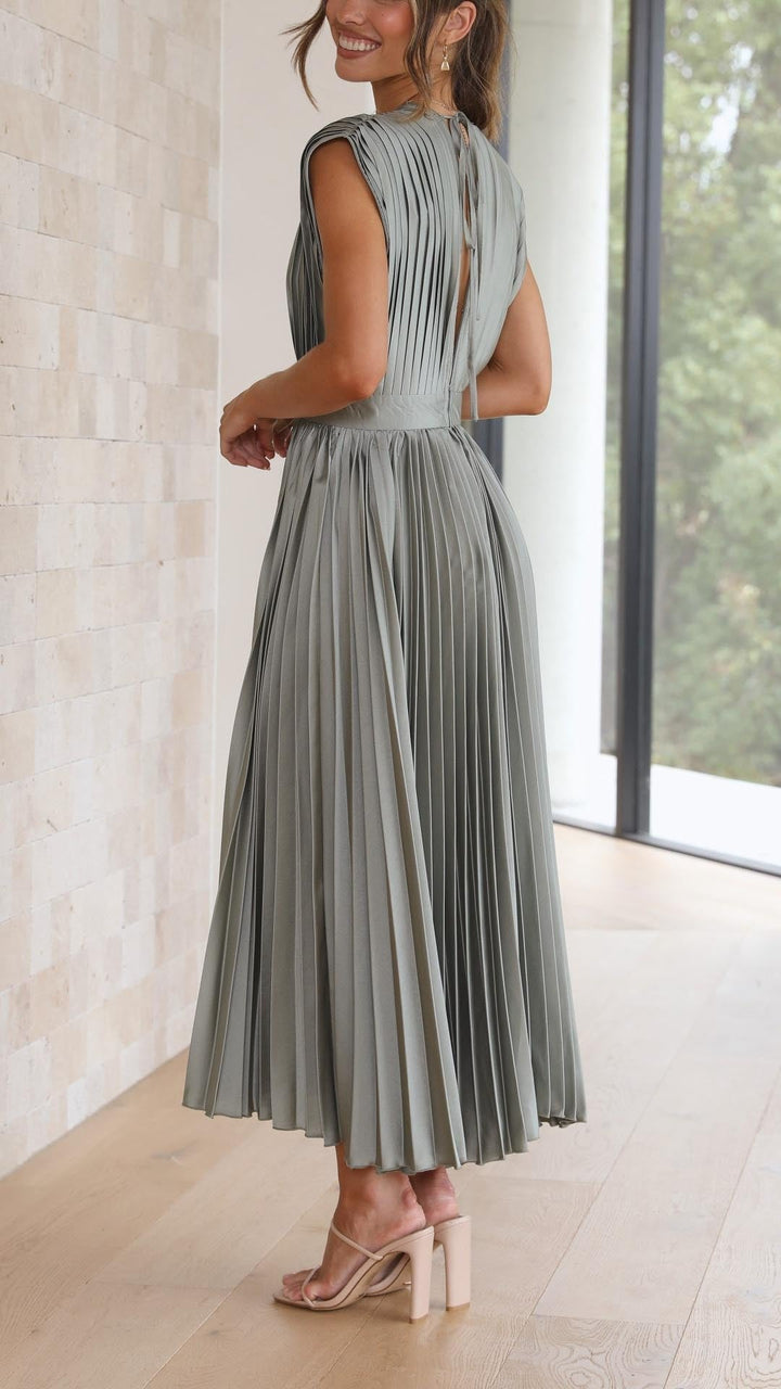 Abito midi fluente in satin plissettato con scollo a V elegante