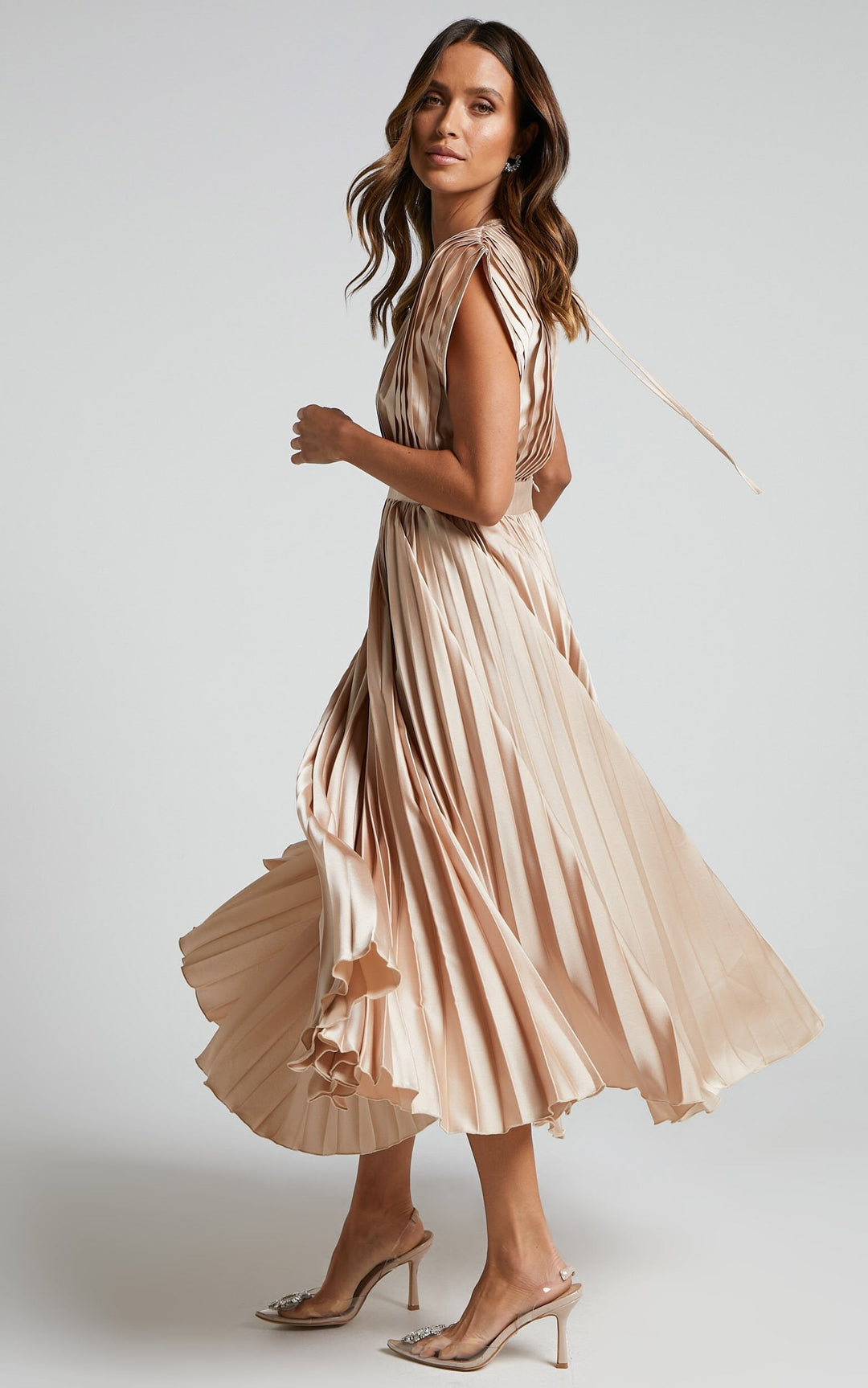 Elegante Abito Midi Fluido con V-Scollo e Pieghe in Satin