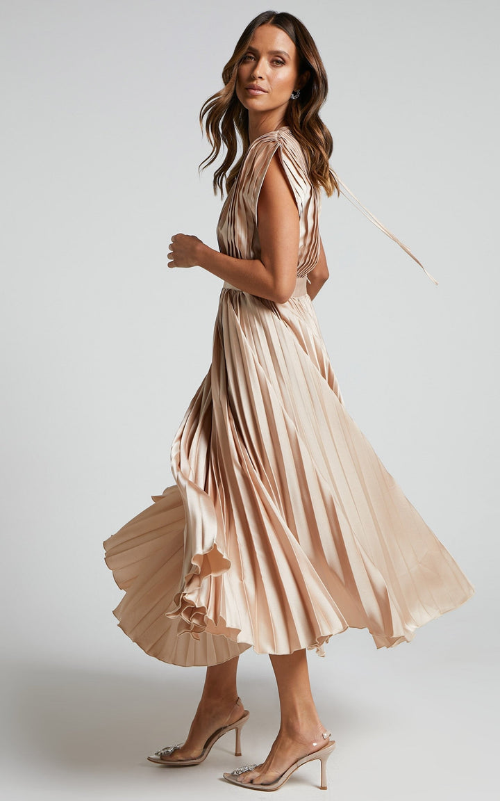 Elegante Abito Midi Fluido con V-Scollo e Pieghe in Satin