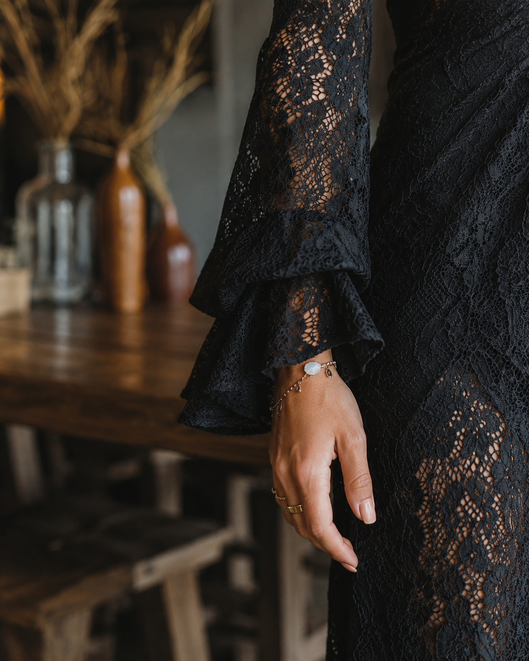 Abito Maxi Nero in Pizzo Gotico con Scollo a V e Maniche a Campana
