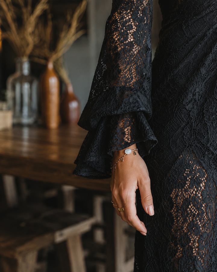 Abito Maxi Nero in Pizzo Gotico con Scollo a V e Maniche a Campana