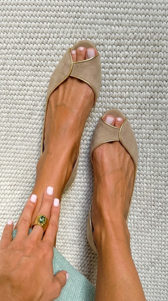 Ballerine D'Orsay in Pelle Scamosciata con Punta Aperta in Beige e Oro