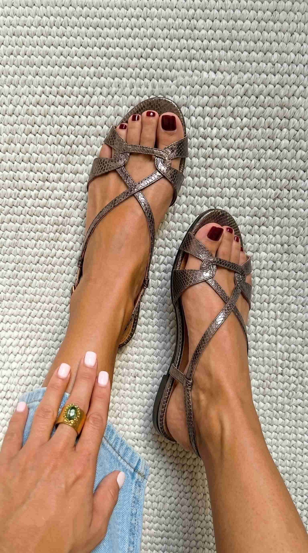 Sandali Flat Slingback con Effetto Serpente in Bronzo e Punta Aperta