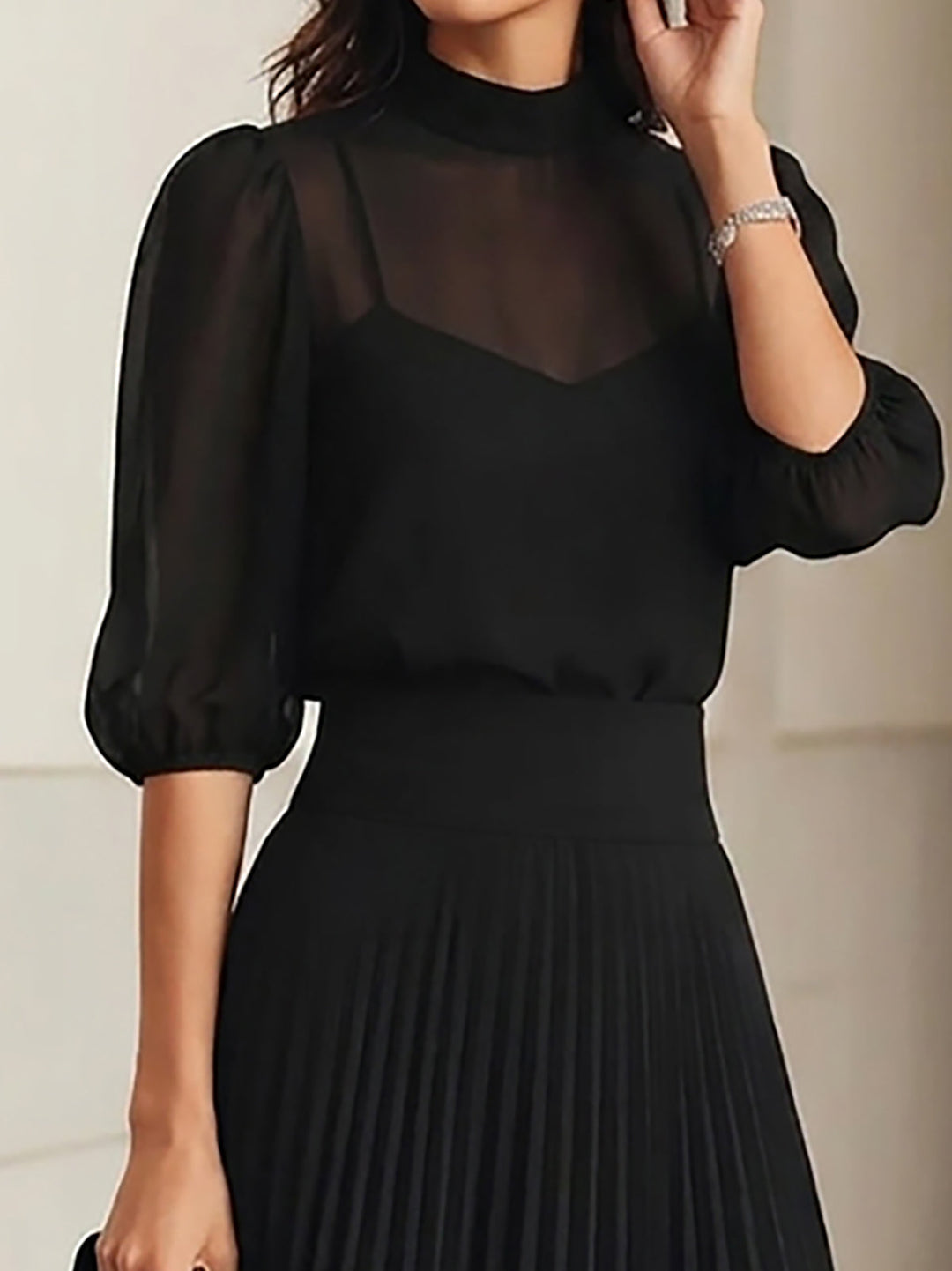 Set di Tre Pezzi: Top in Chiffon Nero e Gonna Midi Plissettata