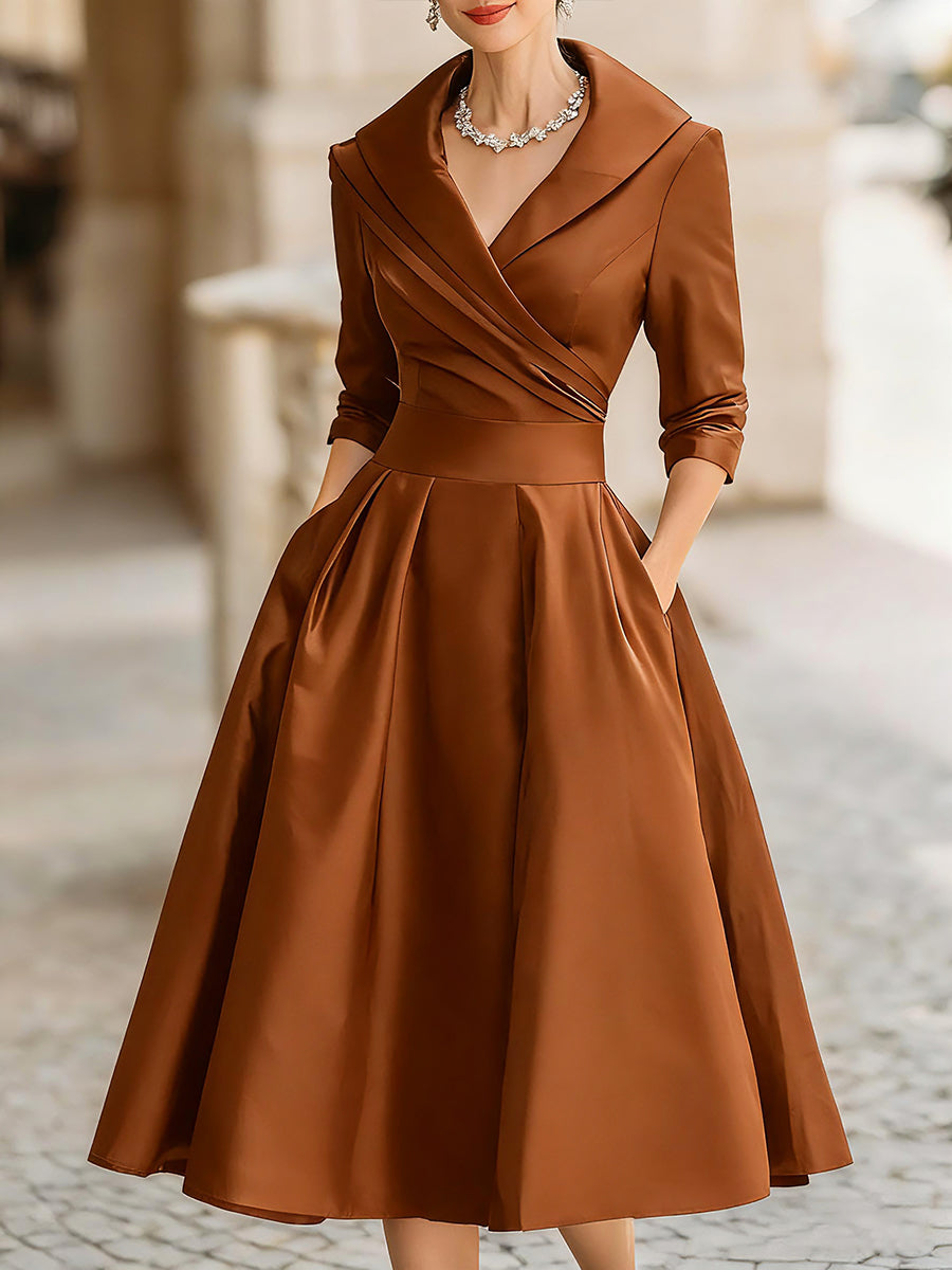 Elegante Vestito Midi A-Line in Satin Nero Plissettato con Scollatura a V