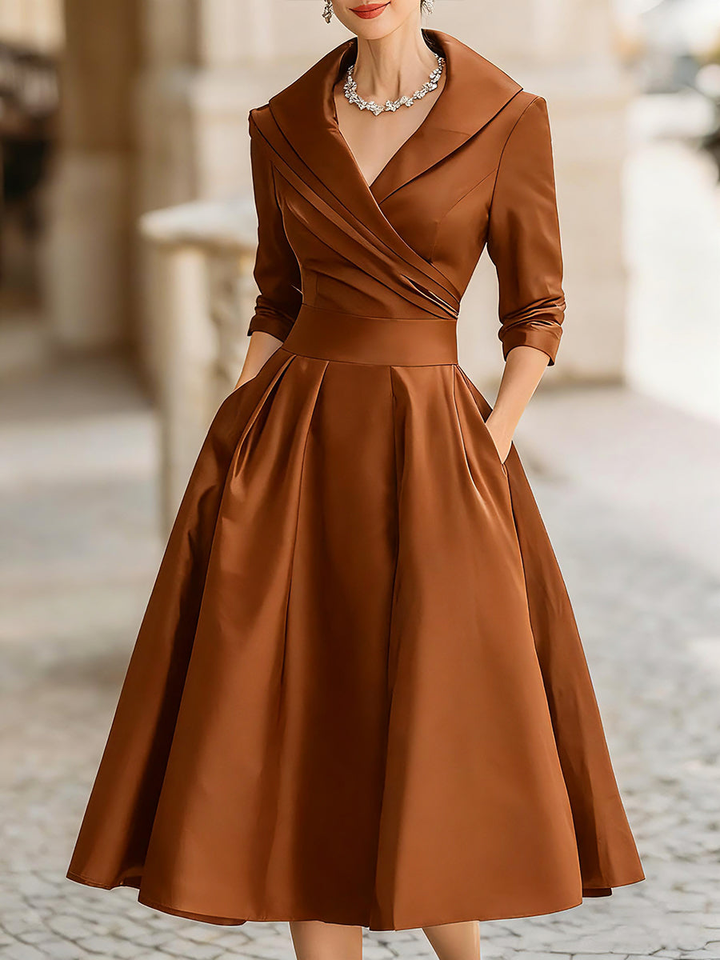 Elegante Vestito Midi A-Line in Satin Nero Plissettato con Scollatura a V