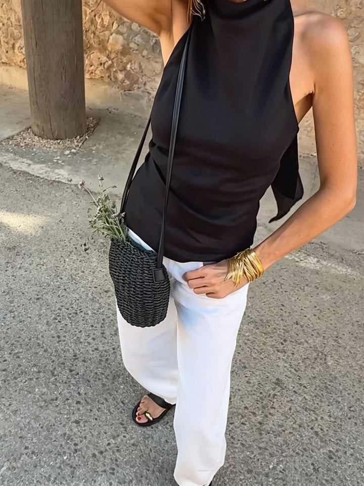 Set top senza maniche nero e pantaloni bianchi