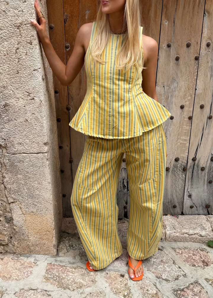 Top senza maniche a rouches a righe gialle con pantaloni larghi