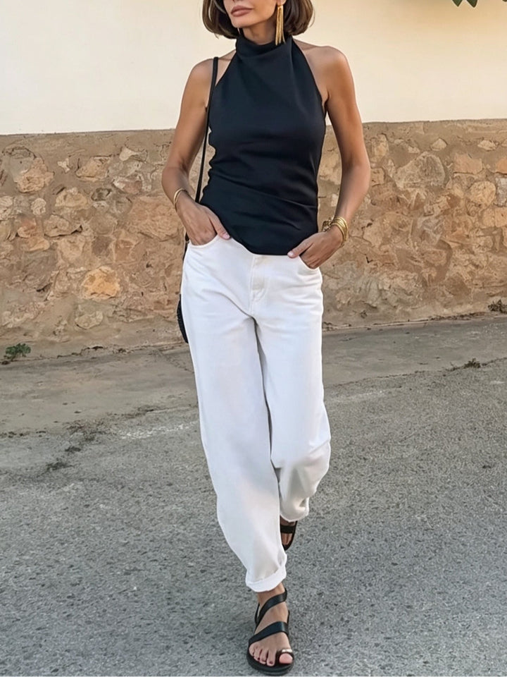Set top senza maniche nero e pantaloni bianchi