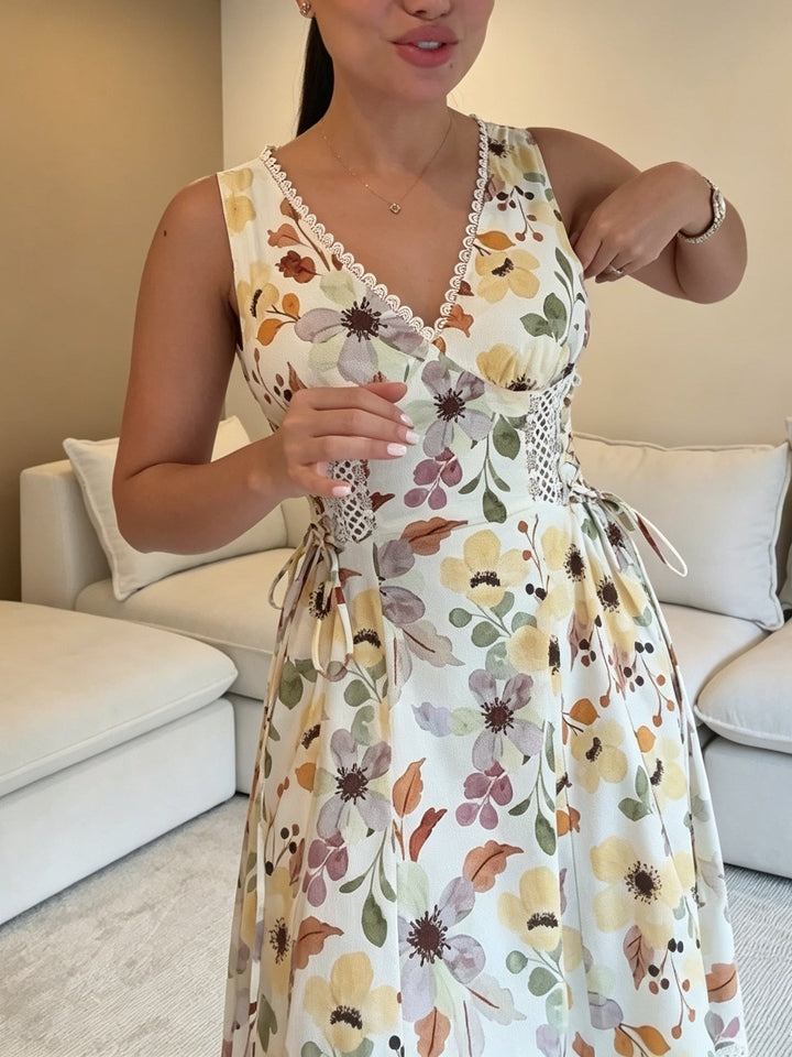 Abito Maxi Elegante Stampato con Pannelli in Pizzo e Dettaglio in Pizzo alla Vita