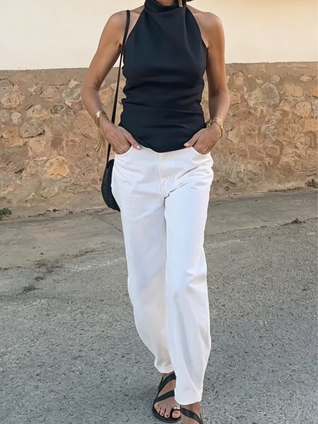 Set top senza maniche nero e pantaloni bianchi