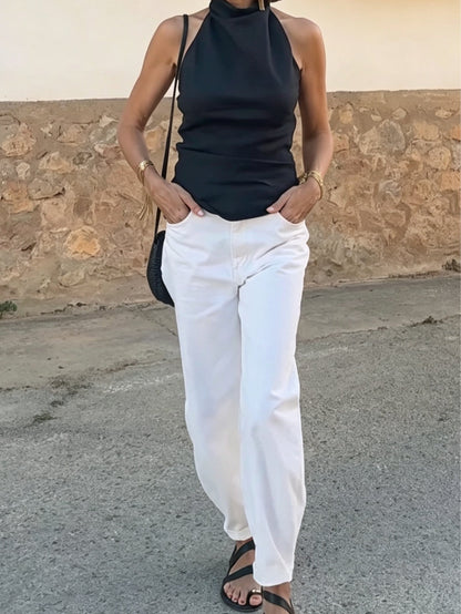 Set top senza maniche nero e pantaloni bianchi
