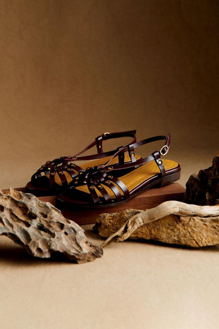 Sandali con Borchie Metalliche e Ritagli in Marrone Scuro