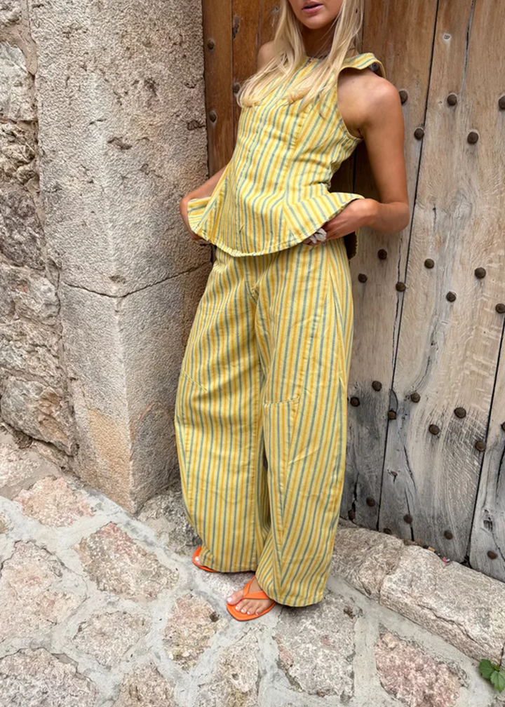 Top senza maniche a rouches a righe gialle con pantaloni larghi